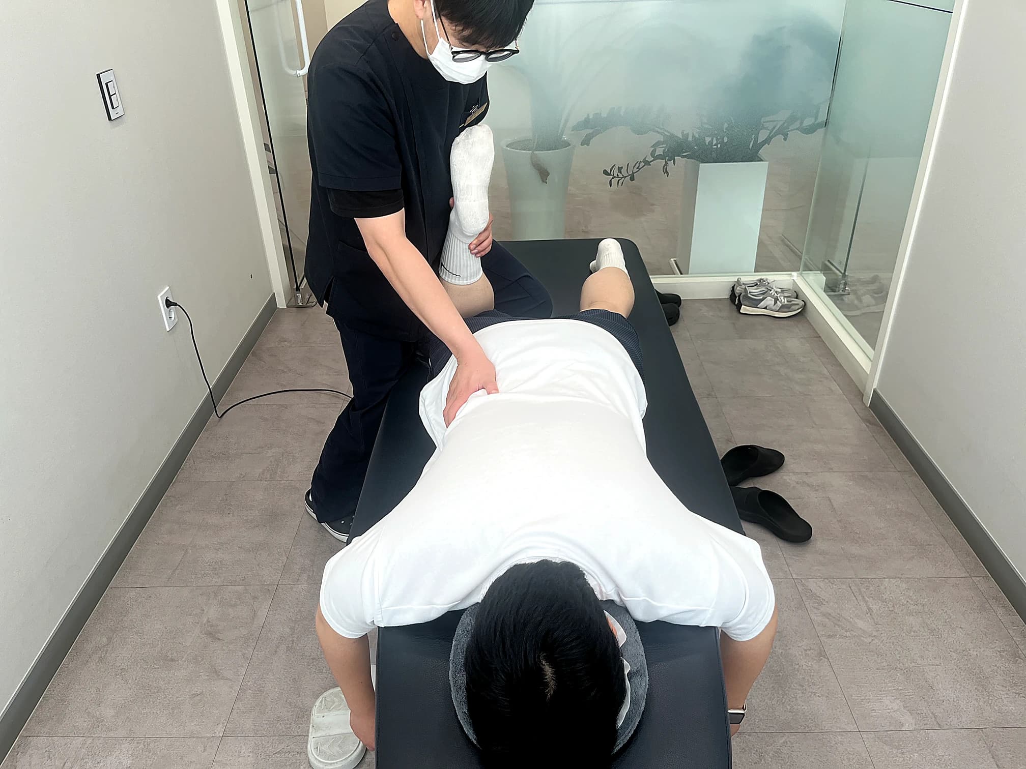 도수치료 시술 장면 — 치료사가 골반 및 하지 정렬을 평가하고 있다